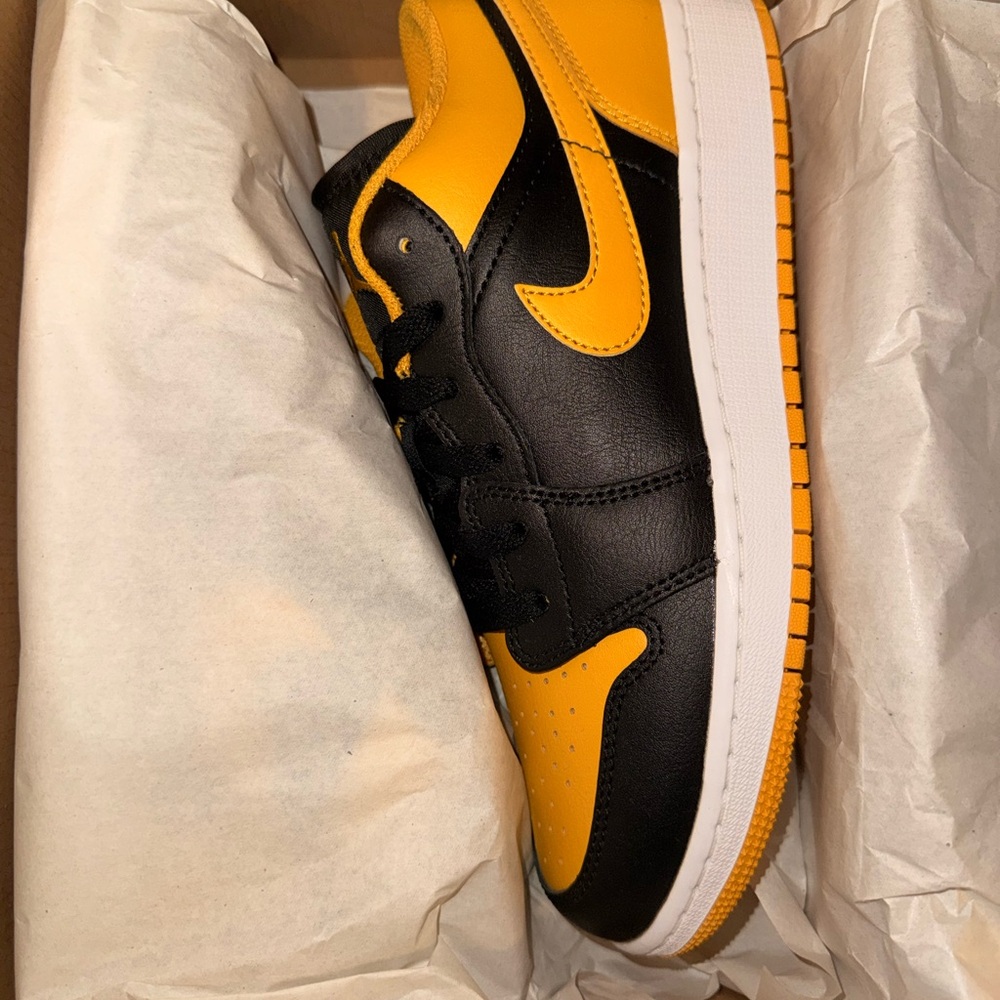 Big Kids/Grade School Jordan 1 Low Black and Yellow